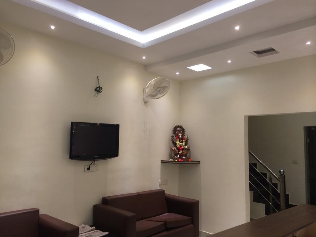 Hotel Surya Haldwāni Extérieur photo